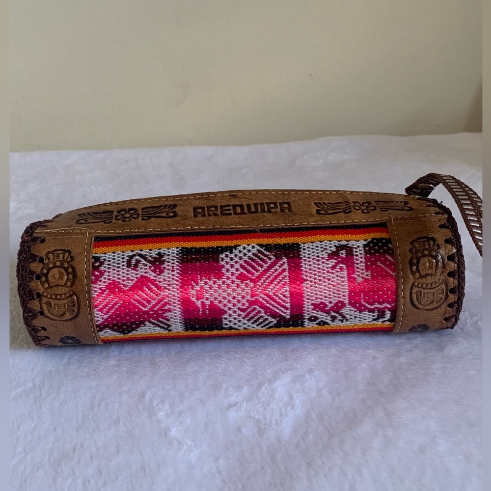 Este estuche bordado con cuero es resistente, colorido y multifuncional.